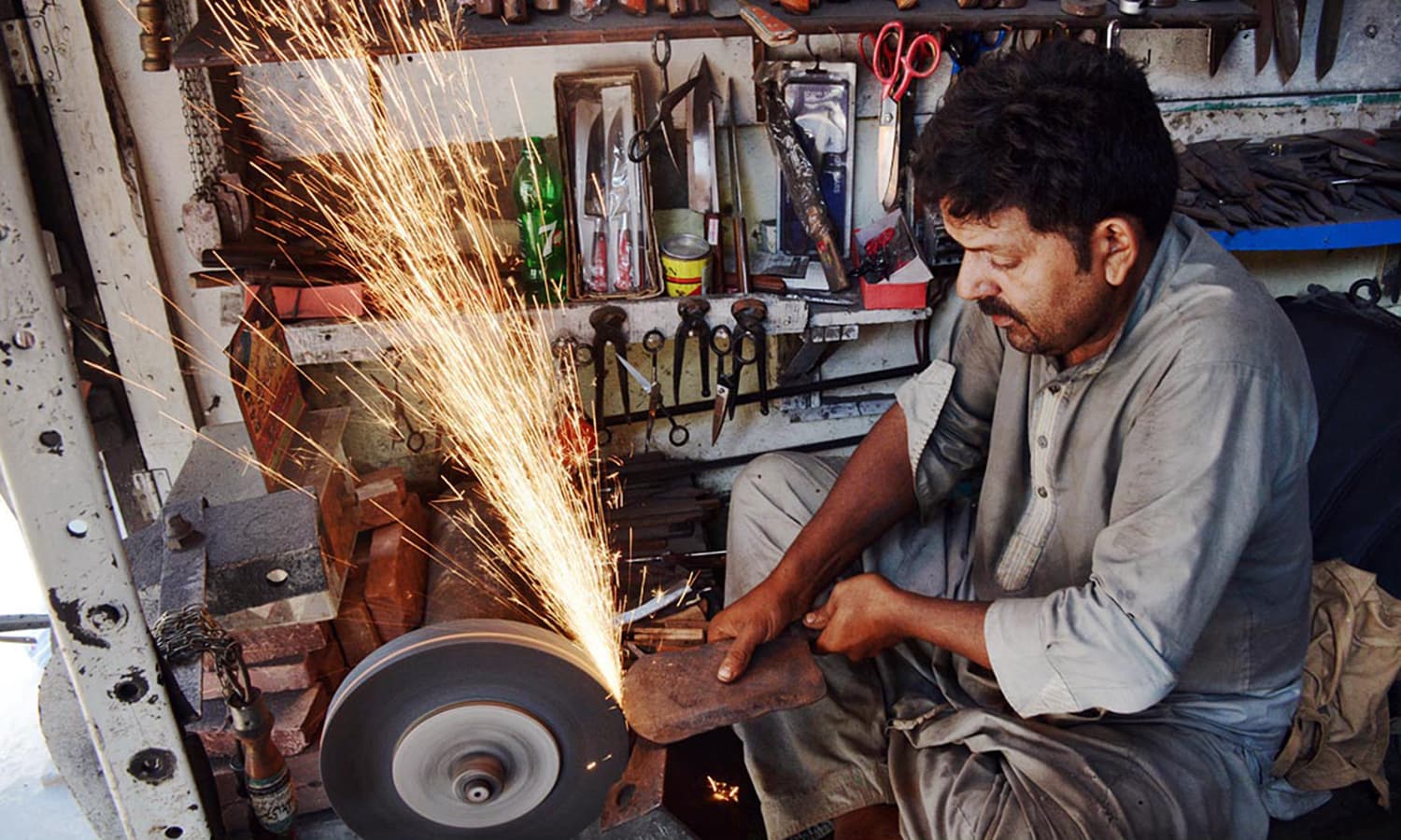 بعض شہری بہت پرانے چاپڑ بھی اس موقع پر تیز کروا لیتے ییں کیونکہ ان کی ضرورت بھی پیش آ سکتی ہے  &mdash; فوٹو/اے پی پی