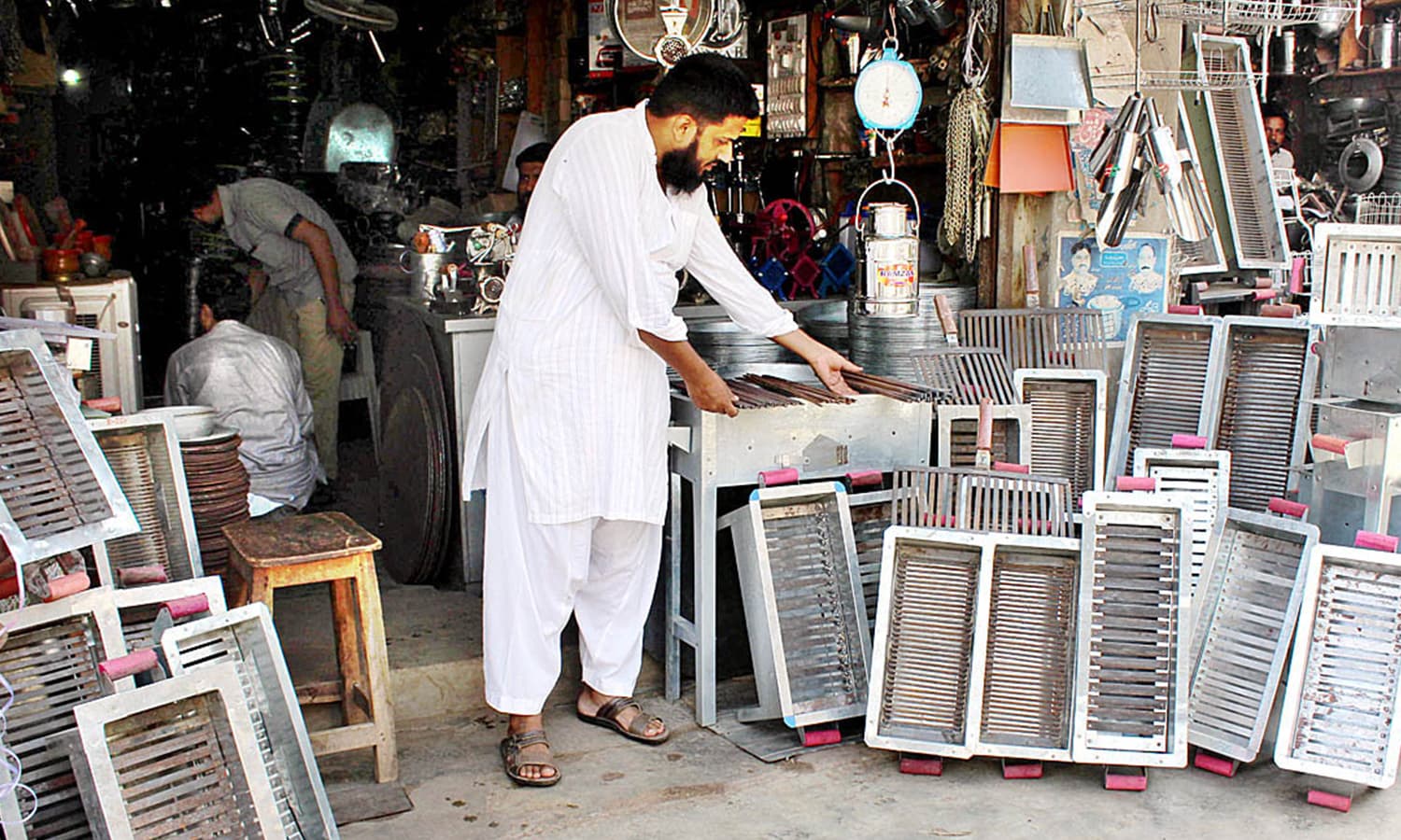 تکہ پارٹی کے لیے تمام اوزار ایک ساتھ ہی دستیاب ہوتے ہیں  &mdash; فوٹو/اے پی پی