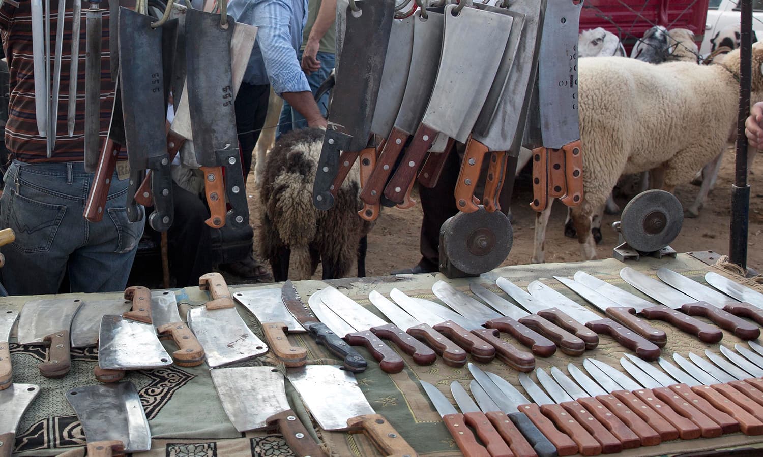 شہریوں کی جانب سے قربانی کے اوزار ہر سال مہنگے ہونے کی شکایت بھی عام ہے  &mdash; فوٹو/اے پی