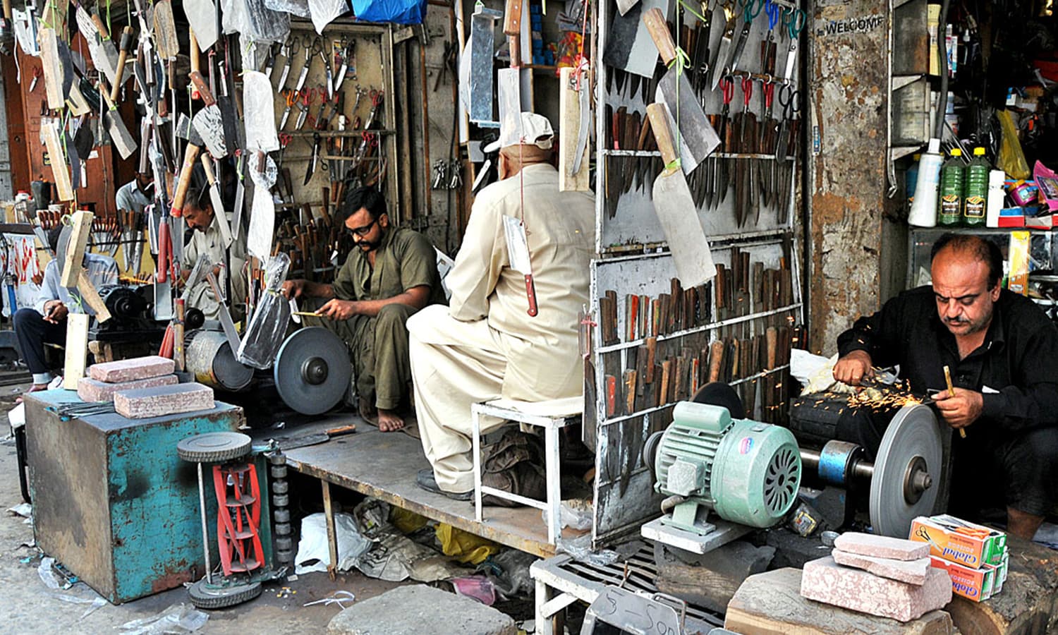 ترقی کے ساتھ ساتھ اب مشینوں سے اوزار تیز کرنا بہت آسان ہوگیا ہے، اس لیے کاریگر ہاتھوں ہاتھ شہریوں کو ان کی چھریاں تیز کر کے دے دیتے ہیں  &mdash; فوٹو/اے پی پی