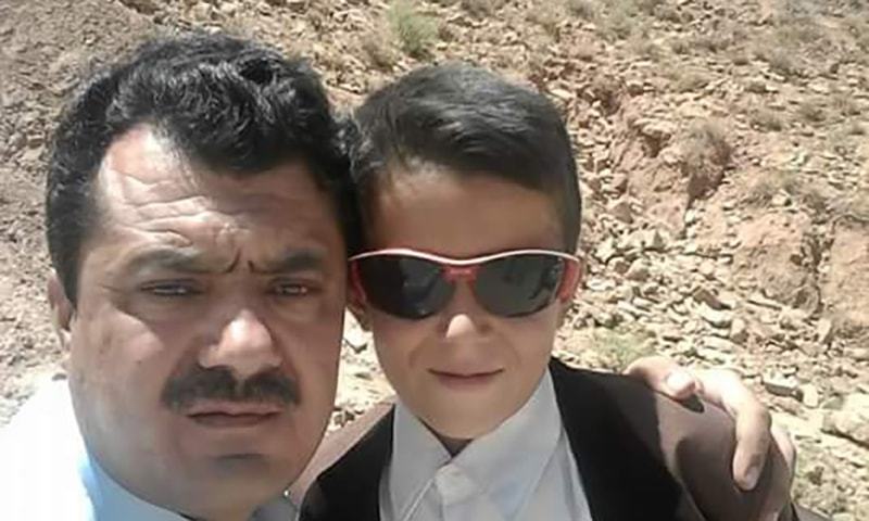 ایڈووکیٹ عبداللہ اچکزئی اپنے بیٹے کے ساتھ &mdash; فوٹو بشکریہ اچکزئی خاندان