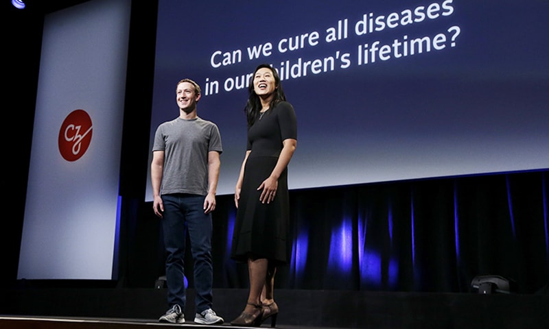 Facebook CEO Mark Zuckerberg and his wife, Priscilla Chan, prepare for a speech in San Francisco ─ AP