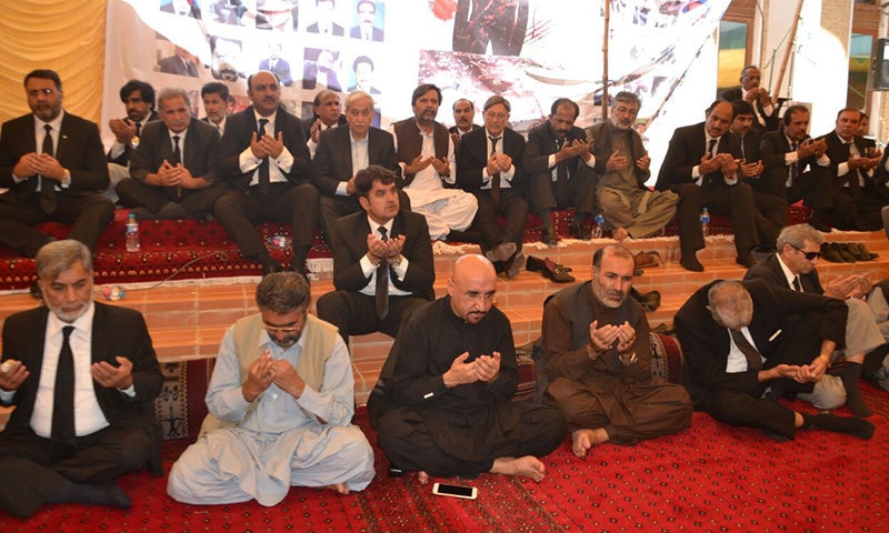 وکلاء سانحہ کوئٹہ کے حوالے سے تعزیتی اجلاس میں موجود ہیں &mdash; فوٹو: سید علی شاہ.