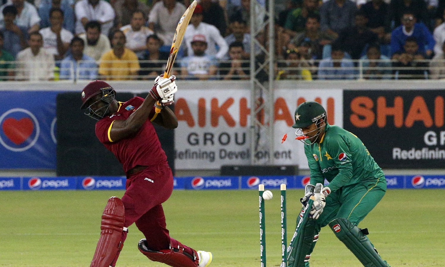 عماد وسیم نے پہلے ہی اوور میں پاکستان کو کامیابی دلائی تھی جس کے بعد آندرے فیلچر کی وکٹیں اڑادیں&mdash;فوٹو: اے ایف پی