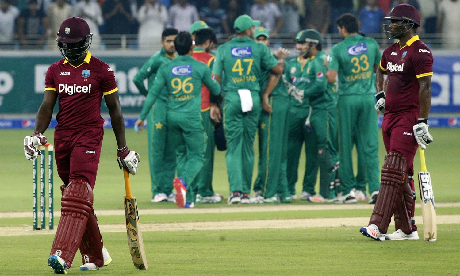 پاکستانی کھلاڑی عماد وسیم کی نپی تلی باؤلنگ پر انھیں داد دیتے رہے&mdash;فوٹو: اے ایف پی