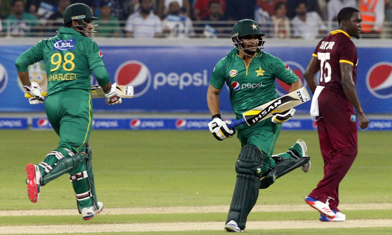 شرجیل خان اور خالد لطیف نے پہلی وکٹ کی شراکت میں 25 رنز بنائے&mdash;فوٹو: اے ایف پی