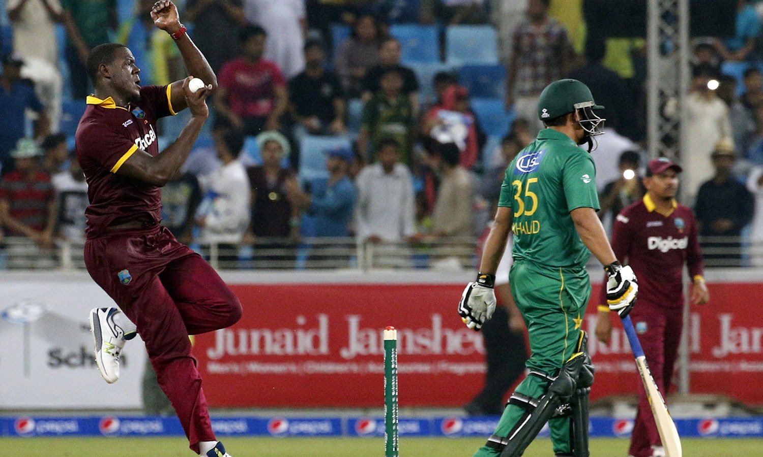 بریتھویٹ کو چوکارسید کرکے بابراعظم نے پاکستان کو جیتوادیا&mdash;فوٹو: اے ایف پی