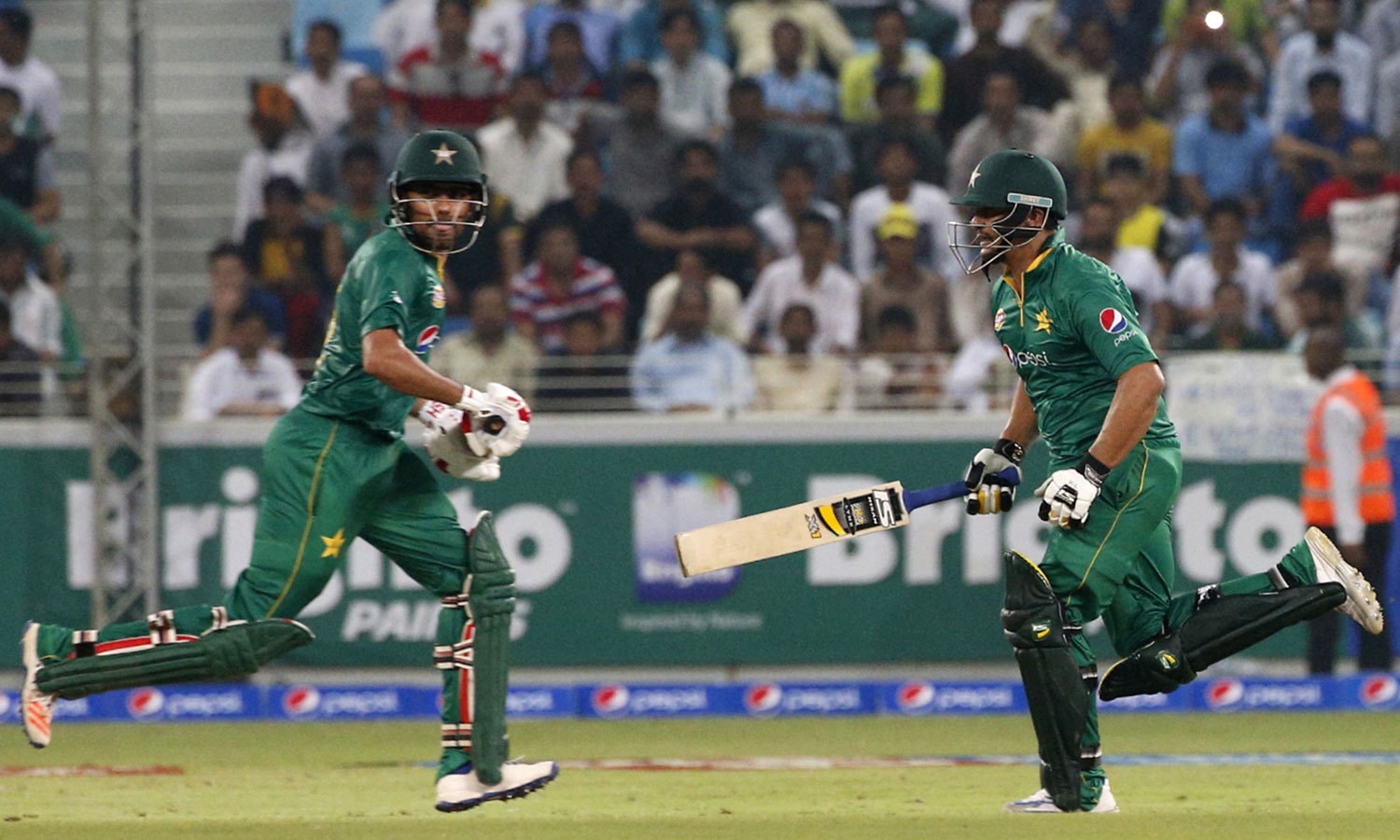 خالد لطیف 34 اور بابراعظم 55 رنز بنا کر ناقابل شکست رہے&mdash;فوٹو: اے ایف پی