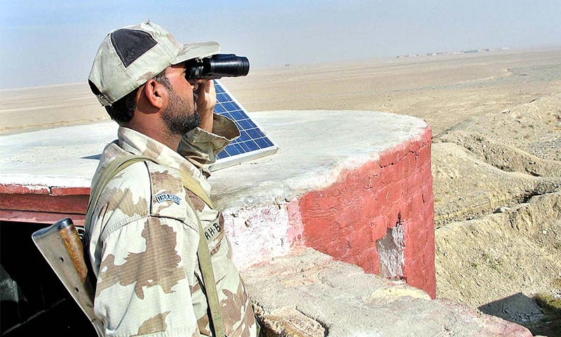 داغے جانے والے دو گولےایف سی کی چیک پوسٹ کے قریب گرے  &mdash; فوٹو:اے پی پی