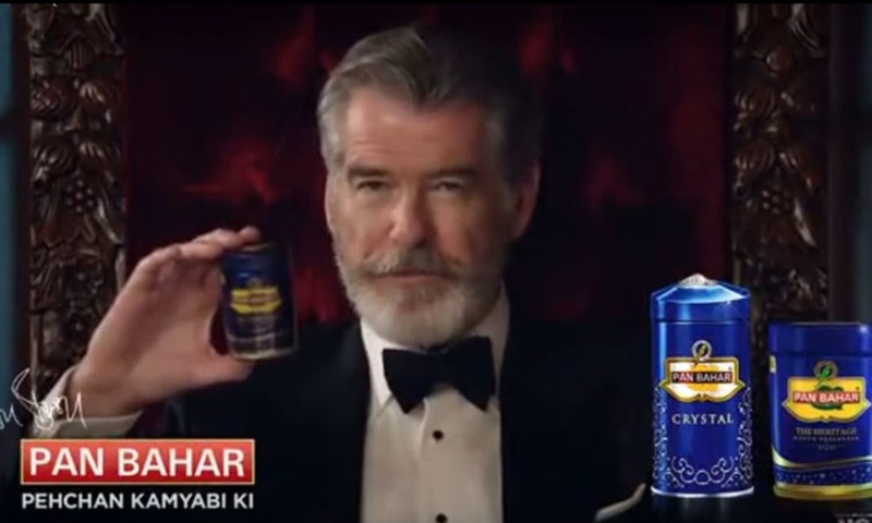ایک اشتہار میں پیرس بوسنن انڈین 'پان بہار' کی تشہیر کرتے ہوئے نظر آئے&mdash;۔اسکرین گریب