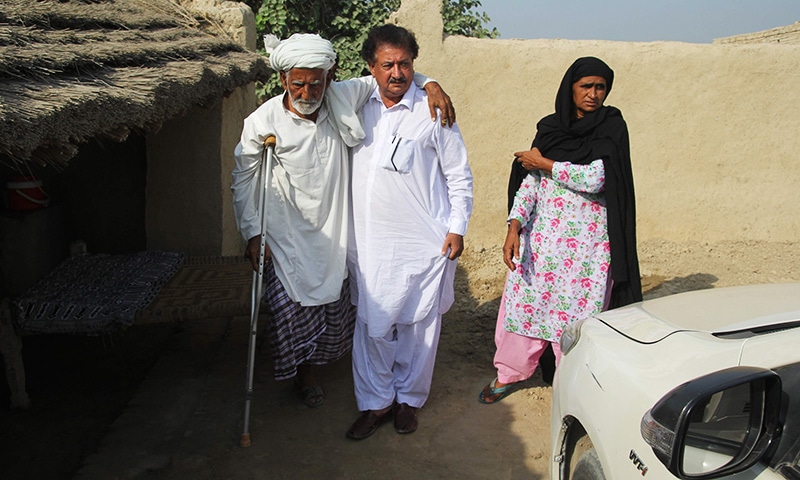 Lawyer Safdar Abbas Shah helps Mohammad Azeem, father of Qandeel Baloch, as her mother Anwar Bibi looks on.— AFP