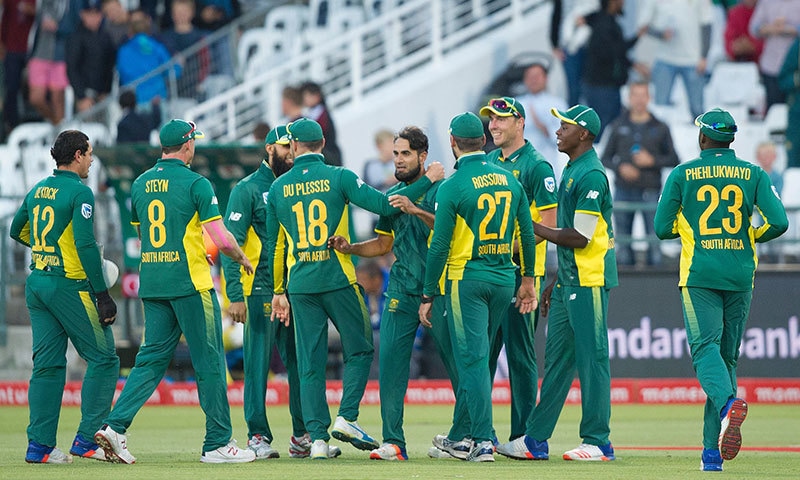 عمران طاہر نے 2 وکٹیں حاصل کرکے جنوبی افریقہ کی جیت میں اہم کردار ادا کیا&mdash;فوٹو: اے ایف پی