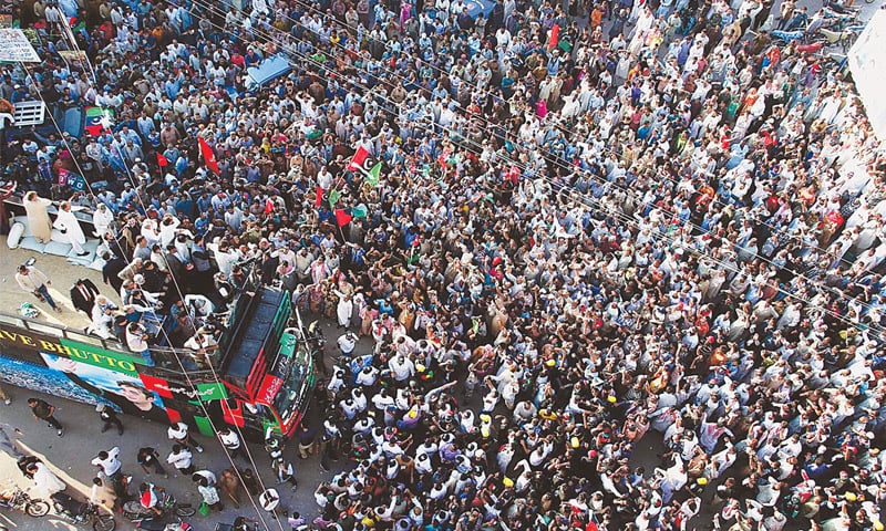KARACHI: PPP&rsquo;s procession in memory of the 2007 Karsaz bomb attack victims passes through Lyari on Sunday.&mdash;INP