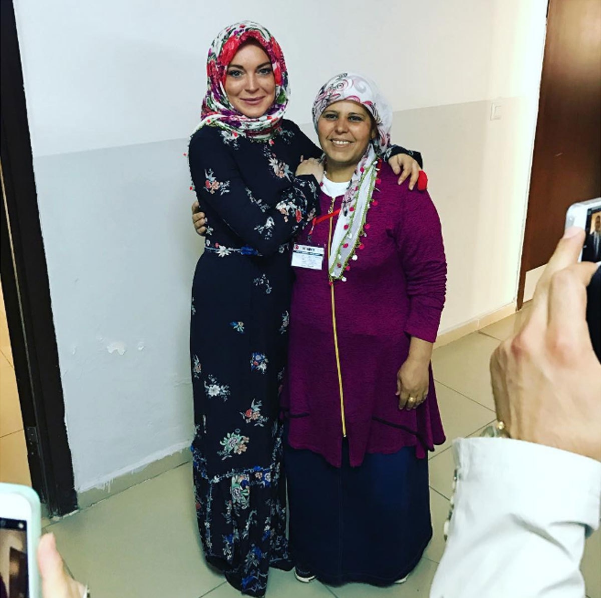 I met a wonderful aid worker (Azize) at The Refugee Camp in Antep. She saw that my eyes lit up when I told her that her headscarf is beautiful. She waved to me and said, come with me, I followed her and she gifted it to me. I was so moved and touched by this that I wanted to wear it in appreciation for all of the generosity and love I received from everyone at the camp. Thank you #Gaziantep #theworldisbiggerthan5 thank you @fatmasahin. Photo: Instagram