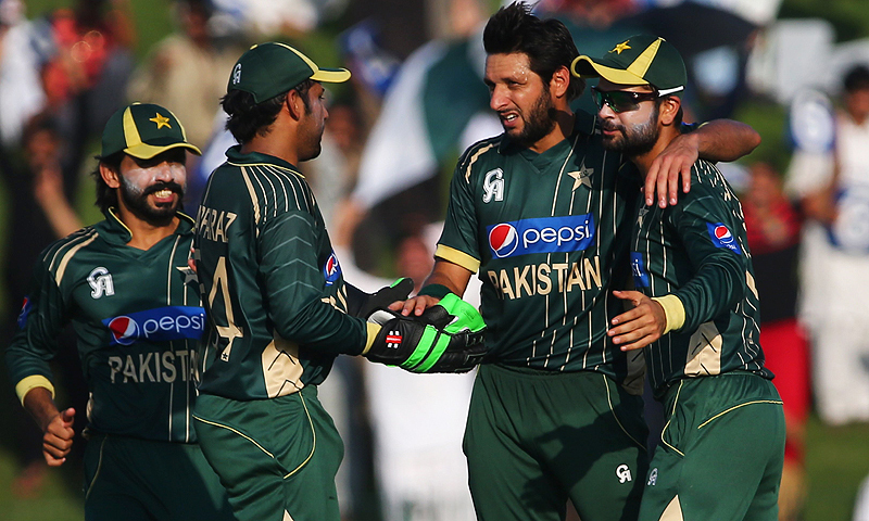 احمد شہزاد اور عمر اکمل کی سینٹرل کنٹریکٹ میں بی سے ڈی کیٹیگری میں تنزلی ہوئی ہے &mdash; فائل فوٹو اے ایف پی