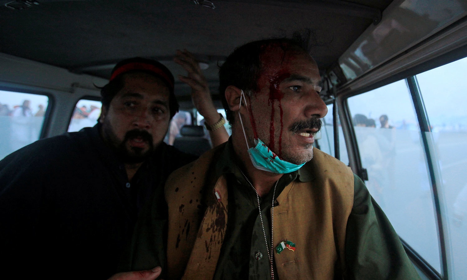 مظاہرین اور پولیس کے دوران جھڑپوں میں کئی افراد زخمی ہوئے &mdash;  فوٹو : رائٹرز