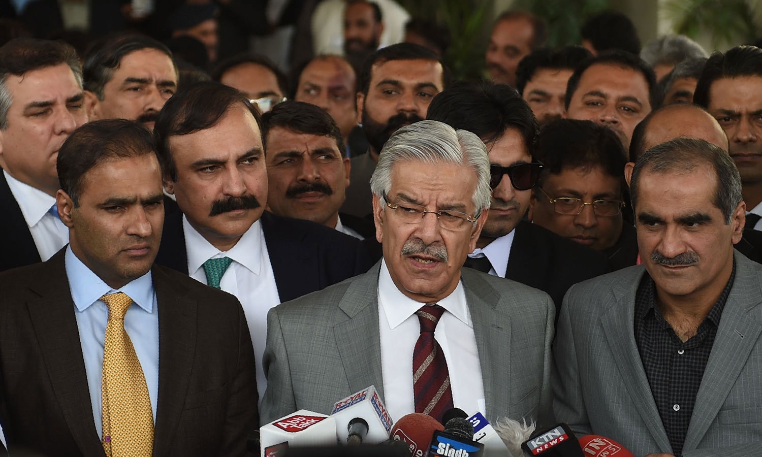 عدالتی کمیشن کے فیصلے کے بعد وزرا نے لاک ڈاؤن کو بلاجواز قرار دیا &mdash; فوٹو: اے ایف پی