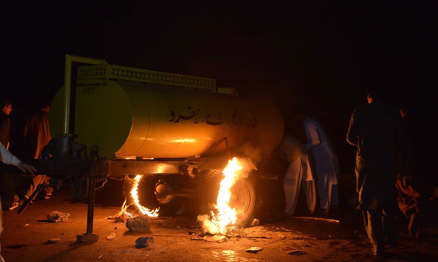 مشتعل مظاہرین کی جانب سے بیشتر مقامات پر توڑ پھوڑ اور جلاؤ گھیراؤ بھی کیا گیا &mdash;فوٹو : اے ایف پی