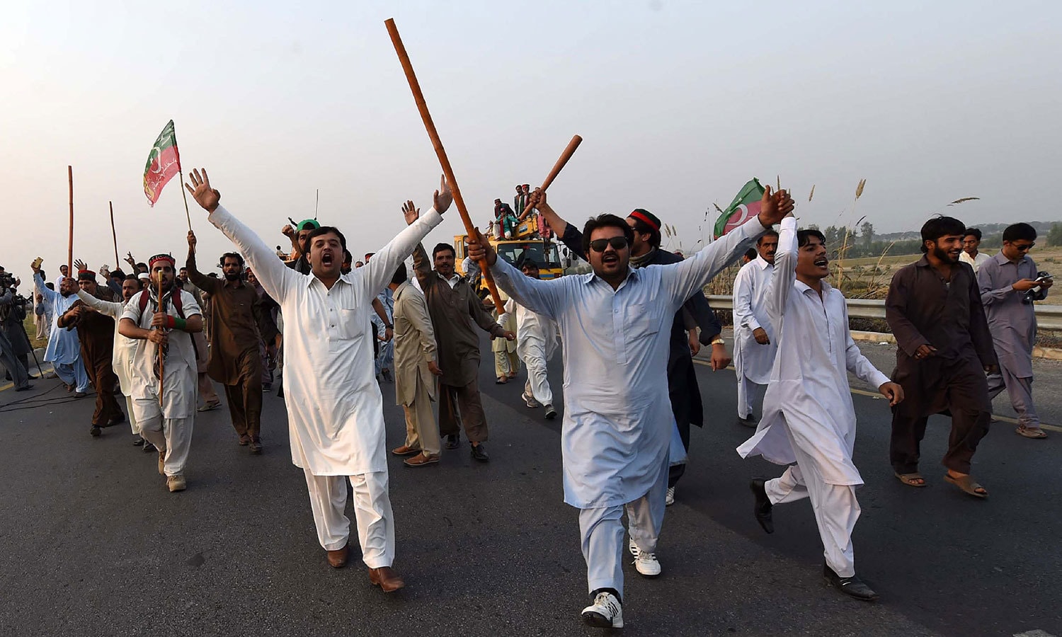 تحریک انصاف کے کارکنان کی بڑی تعداد لاک ڈاؤن کے لیے اسلام آباد کی طرف بڑھتی رہی &mdash; فوٹو : اے ایف پی