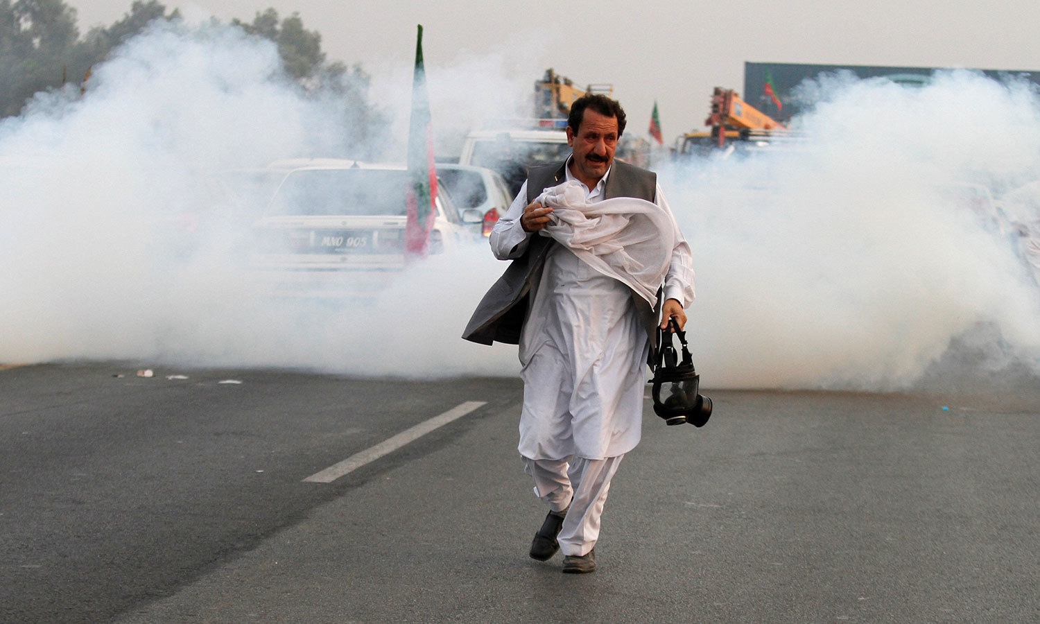 کئی مظاہرین پولیس کی شیلنگ کا نشانہ بنے &mdash; فوٹو: رائٹرز