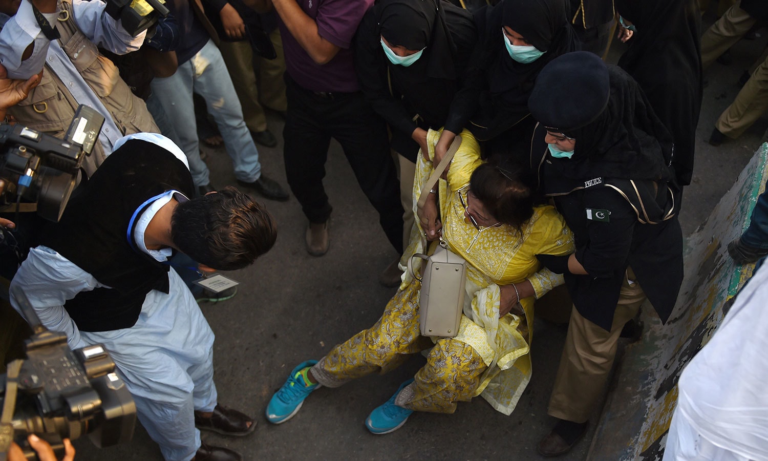 تحریک انصاف کے  مرد کارکنان کے ساتھ ساتھ خواتین مظاہرین کی گرفتاریاں بھی کی گئیں &mdash; فوٹو : اے ایف پی