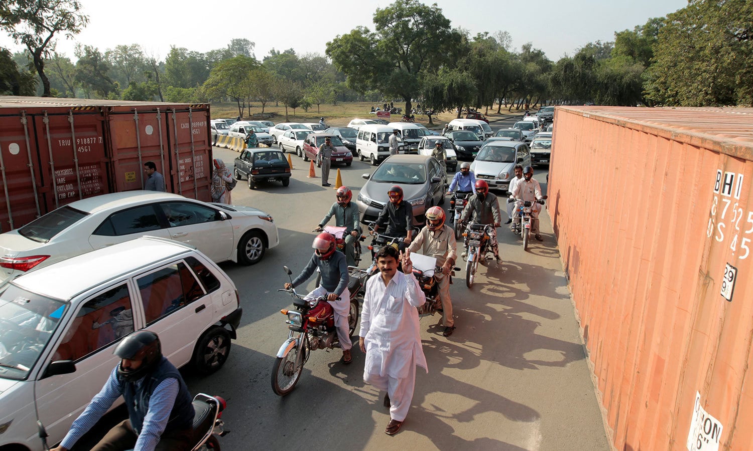 بلاک شاہراہیں کھلنے کے بعد ٹریفک اور پیدل چلنے والے افراد کی آمد و رفت شروع ہو سکی &mdash; رائٹرز فوٹو