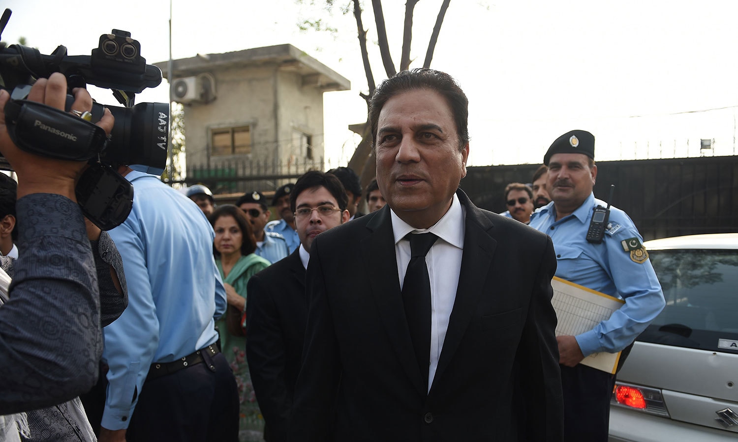 نعیم بخاری سپریم کورٹ کے سنیئر وکیل اور پی ٹی آئی کے رکن ہیں، جو تحریک انصاف کی جانب سے عدالت میں پیش ہوئے &mdash; فوٹو : اے ایف پی