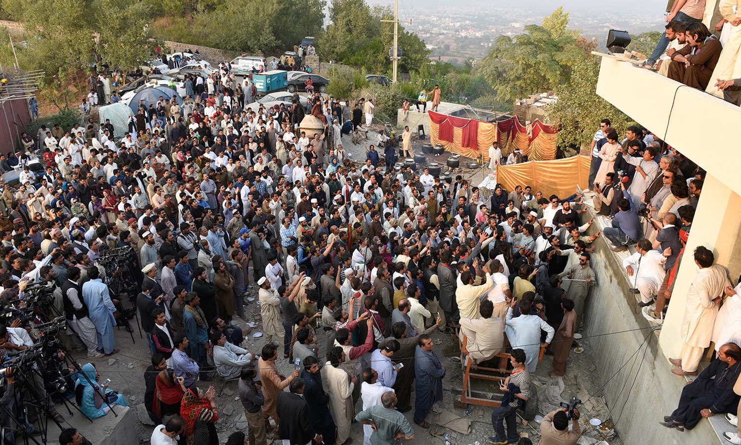 عمران خان نے عدالت عظمیٰ کے فیصلے کے بعد لاک ڈاؤن مؤخر کردیا &mdash; فوٹو : اے پی