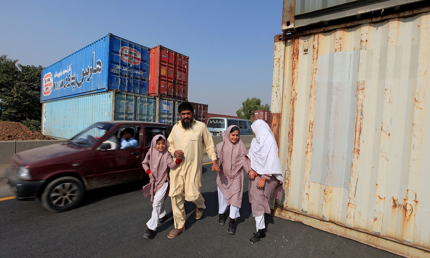 رکاوٹوں کے باعث معمولات زندگی کئی روز تک متاثر رہے &mdash;  فوٹو: رائٹرز