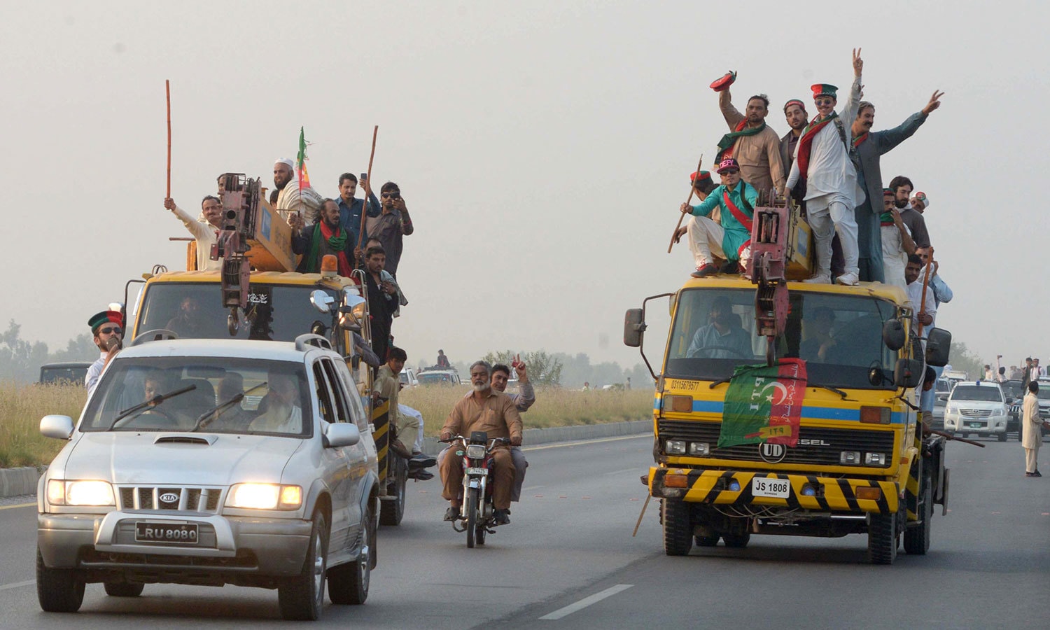 تحریک انصاف کے کارکنان نے یوم تشکر کو بھی خوش آمدید کہا &mdash;فوٹو : اے ایف پی