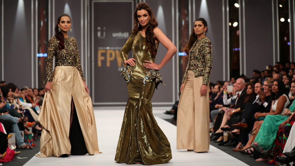 Sahrish Khan as the showstopper for Maheen Khan at FPW 2016. Photo: Movie Shoovy.