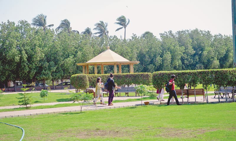 The popular &lsquo;Aunty Park&rsquo; in Clifton. / Photos by Fahim Siddiqi / White Star