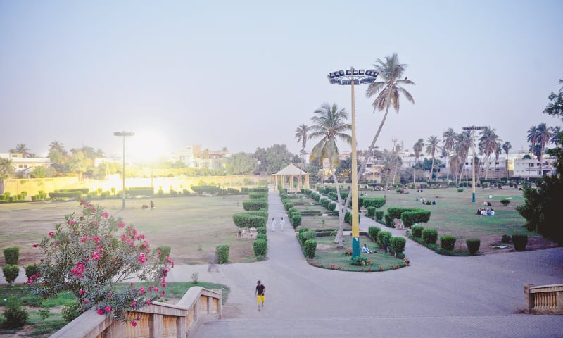 People relax as evening falls over Jheel Park in PECHS. Photos by Fahim Siddiqi / White Star