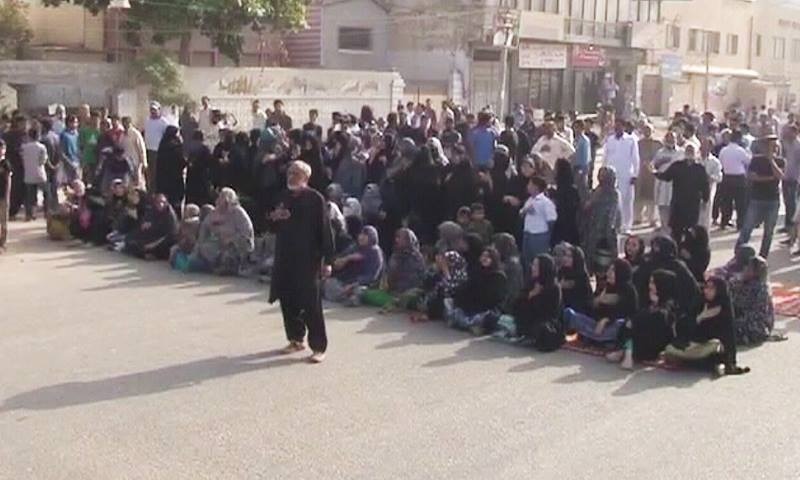 مظاہرین نے کراچی کے علاقے ملیر 15 میں دھرنا دے رکھا ہے&mdash;۔ڈان نیوز