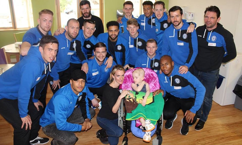 روچڈیل کے کھلاڑیوں نے اپنے ننھے ساتھی سے ملاقات کی&mdash;فوٹو: روچڈیل ٹویٹر