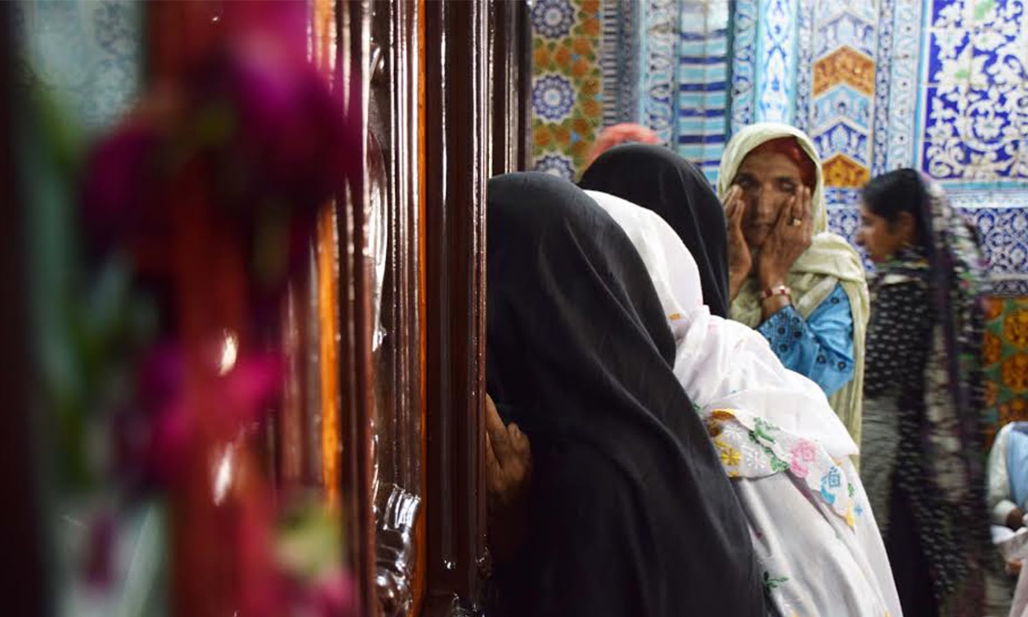 شاہ لطیف کو نہ صرف سندھ بھر میں خصوصی اور منفرد اہمیت حاصل ہے، بلکہ دنیا بھر میں تصوف سے وابستہ لوگ بھی شاہ لطیف کے عرس پر آتے ہیں&mdash;فوٹو: محمد حسین خان