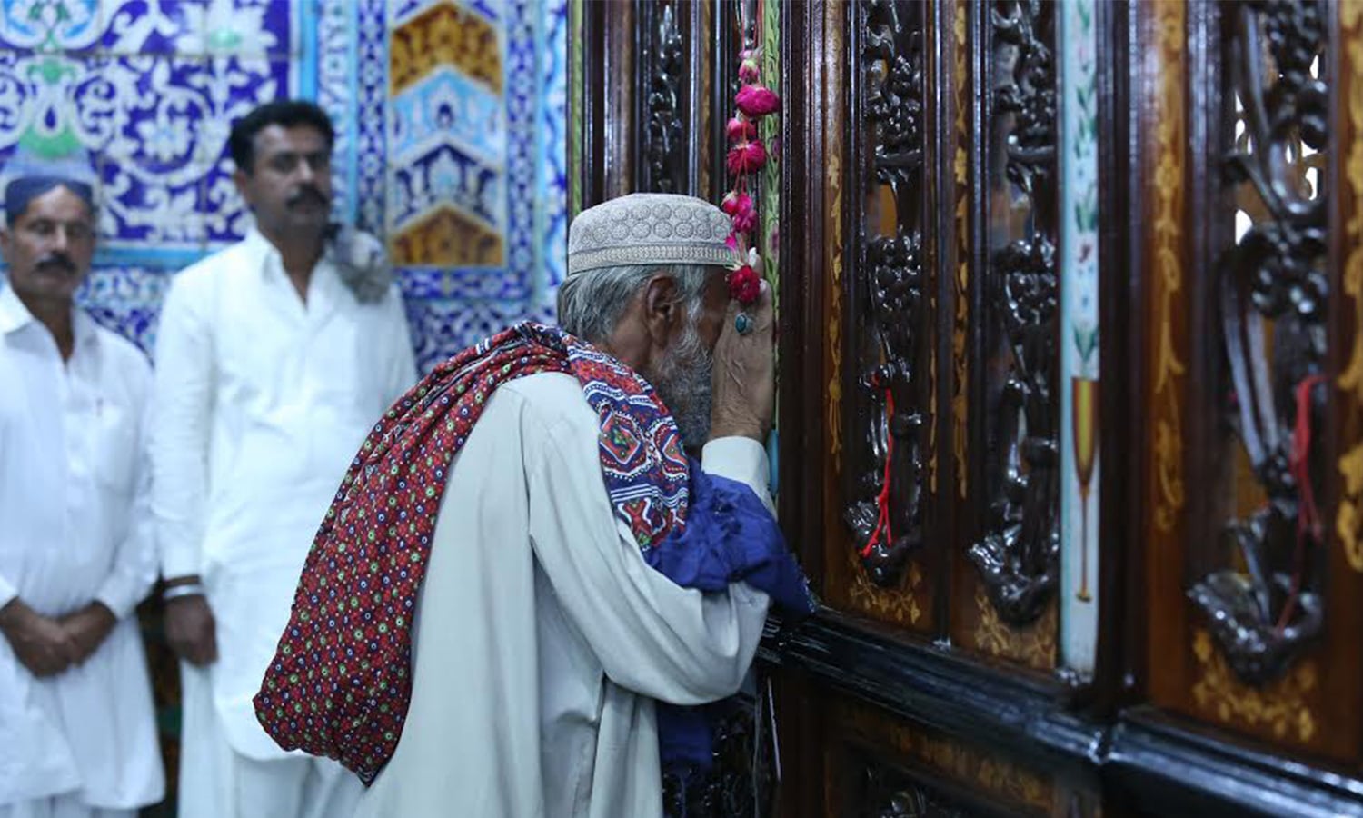 عرس میں شرکت کرنے والے لوگ مختلف منتوں  کے پورے ہونے کے لیے بھی آتے ہیں&mdash;فوٹو: محمد حسین خان