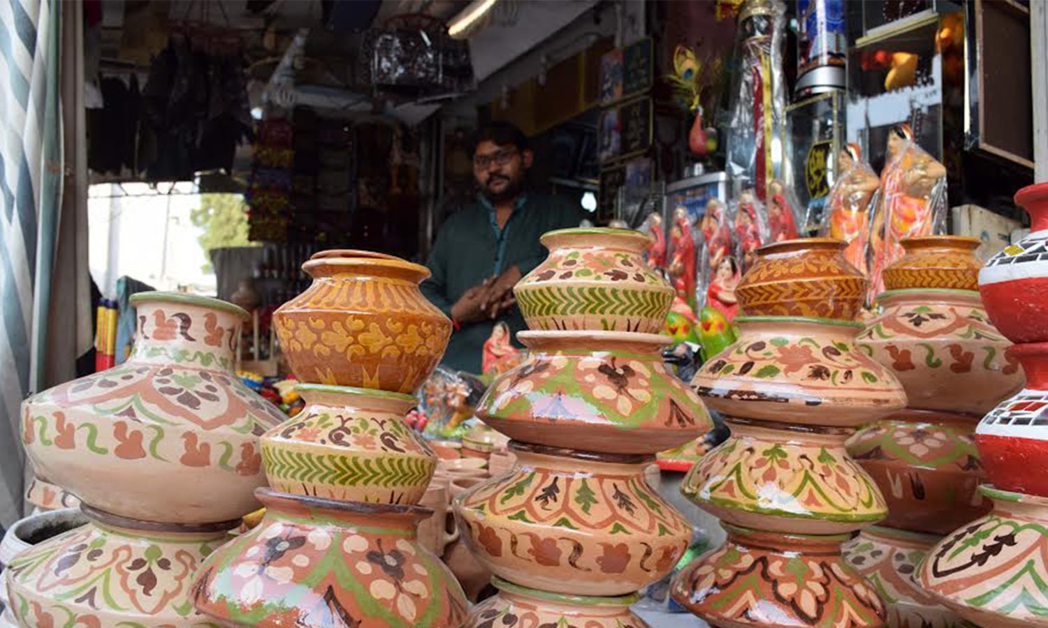 عرس کے موقع پر سندھ کی ثقافت کو نمایاں کرنے والی چیزوں کے خصوصی اسٹال بھی لگائے جاتے ہیں&mdash;فوٹو: محمد حسین خان