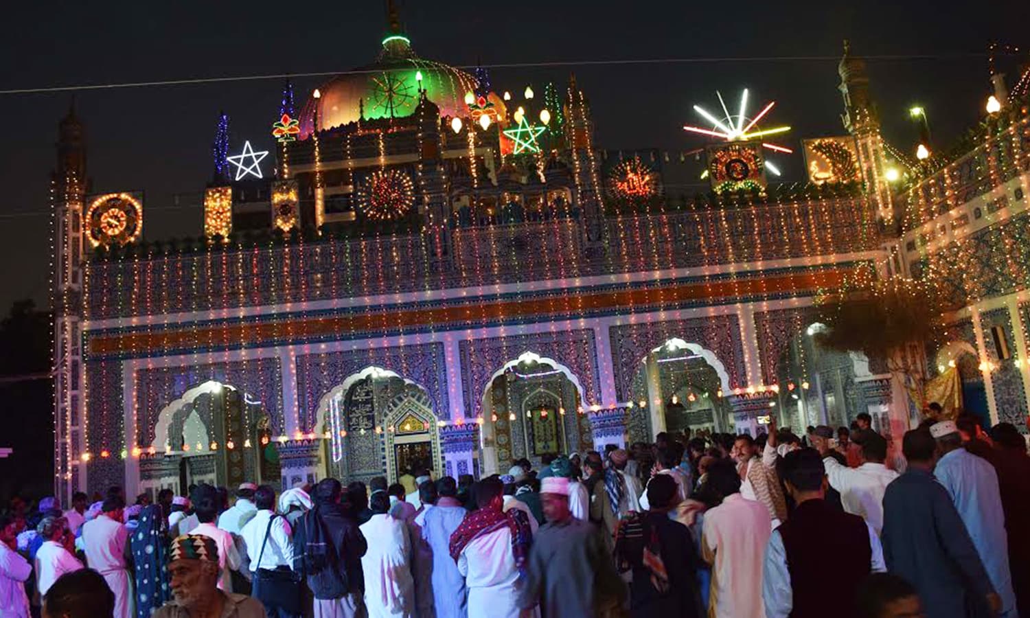 شاہ لطیف کے عرس کی تقریبات کا آغاز مقررہ تاریخ سے قبل ہی ہو جاتا ہے&mdash;فوٹو: محمد حسین خان