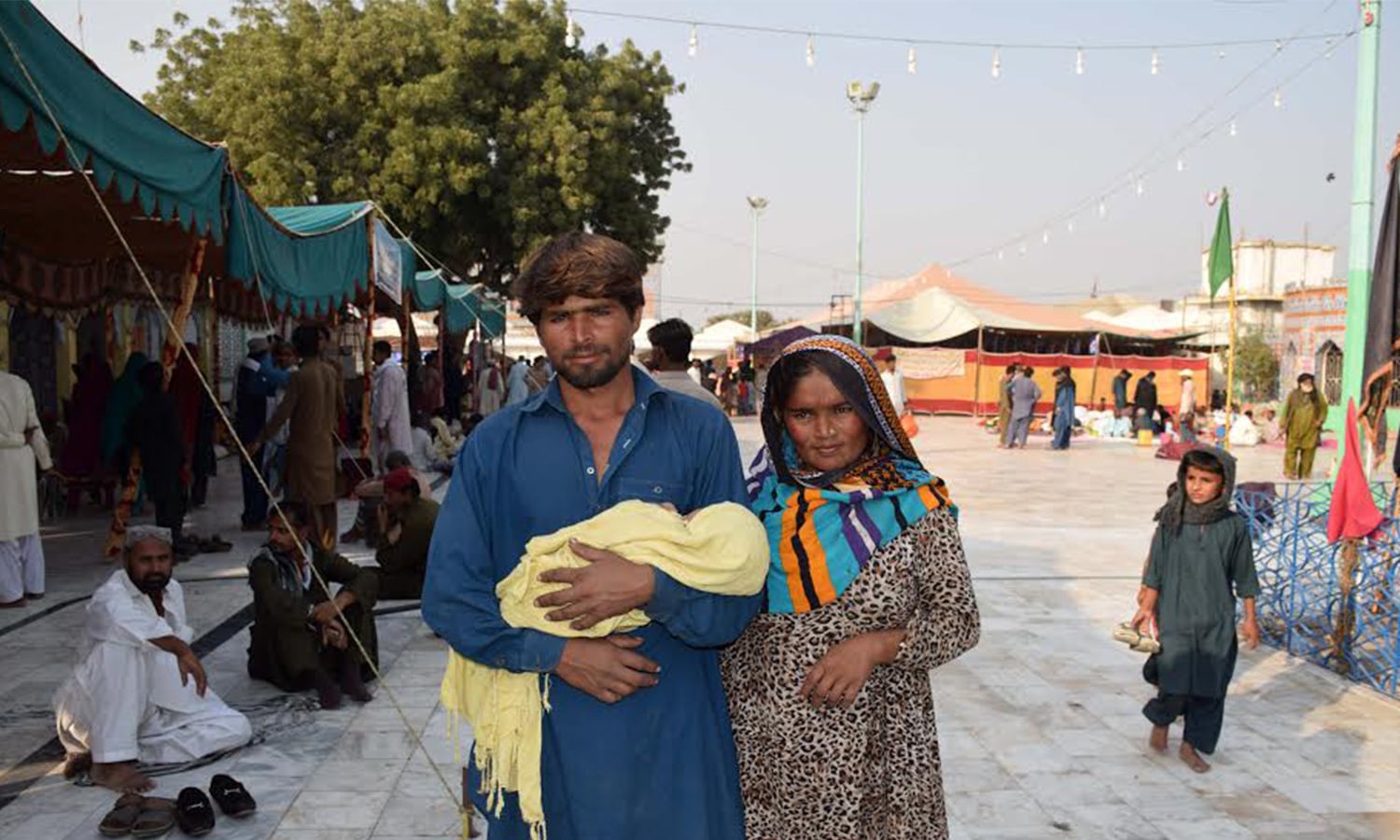 شاہ لطیف کے عرس میں سندھ بھر کے لوگ اپنے اہل خانہ سمیت شرکت کرتے ہیں&mdash;فوٹو: محمد حسین خان