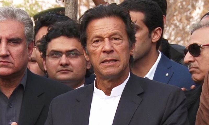 عمران خان بنی گالہ میں صحافیوں سے بات چیت کرتے ہوئے &mdash; فوٹو: ڈان نیوز