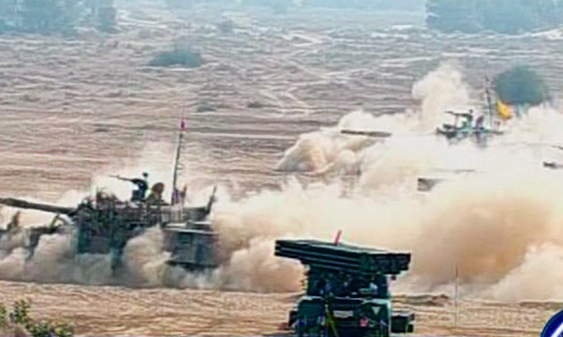 Tanks taking part in Raad ul Barq exercise. ─DawnNews