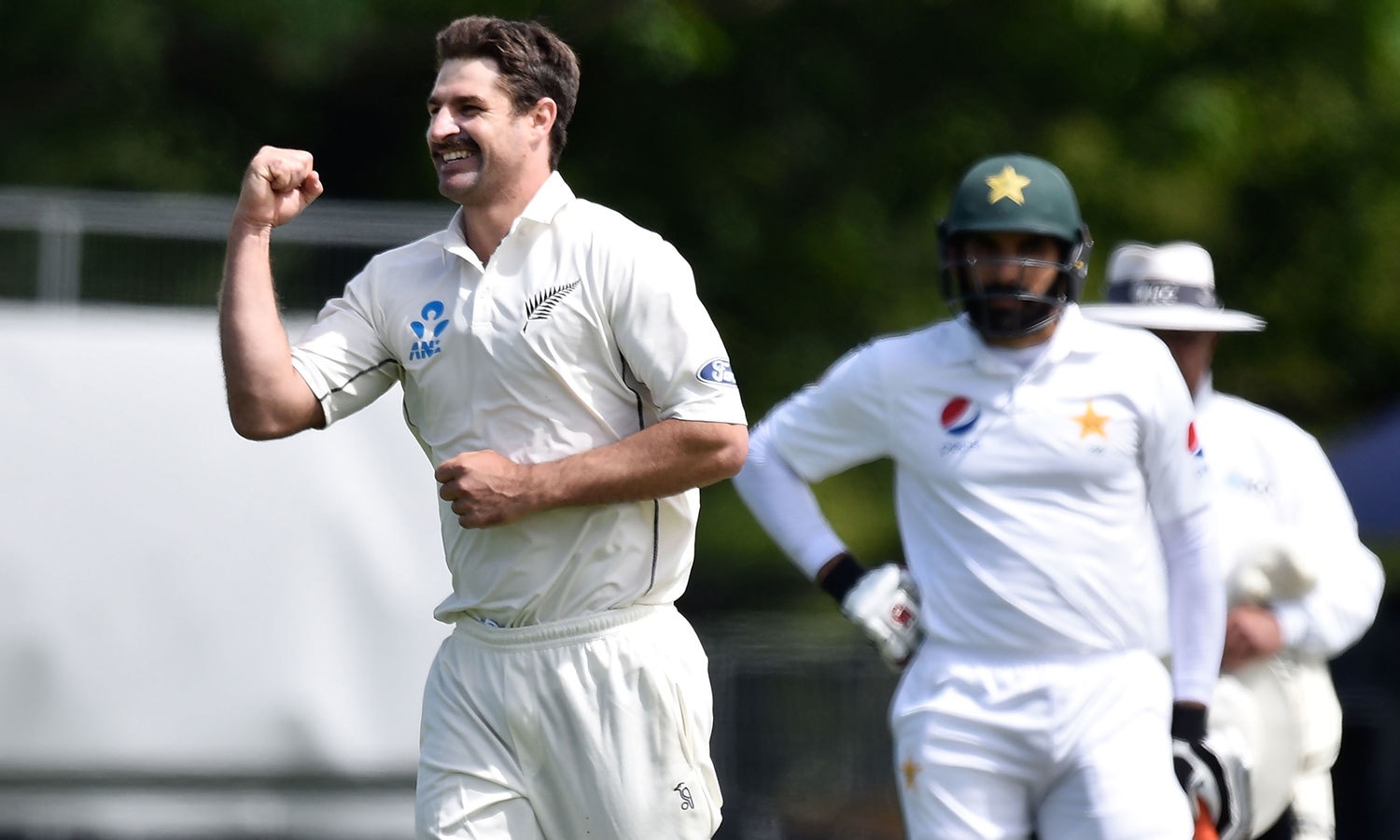 لون ڈی گرینڈ ہوم نے پہلی اننگز میں چھ وکٹوں سمیت سات کھلاڑیوں کو آؤٹ کرنے کے ساتھ ساتھ قیمتی 29 رنز بھی بنائے اور میچ کے بہترین کھلاڑی قرار پائے۔ فوٹو اے ایف پی لون ڈی گرینڈ ہوم نے پہلی اننگز میں چھ وکٹوں سمیت سات کھلاڑیوں کو آؤٹ کرنے کے ساتھ ساتھ قیمتی 29 رنز بھی بنائے اور میچ کے بہترین کھلاڑی قرار پائے۔ فوٹو اے ایف پی