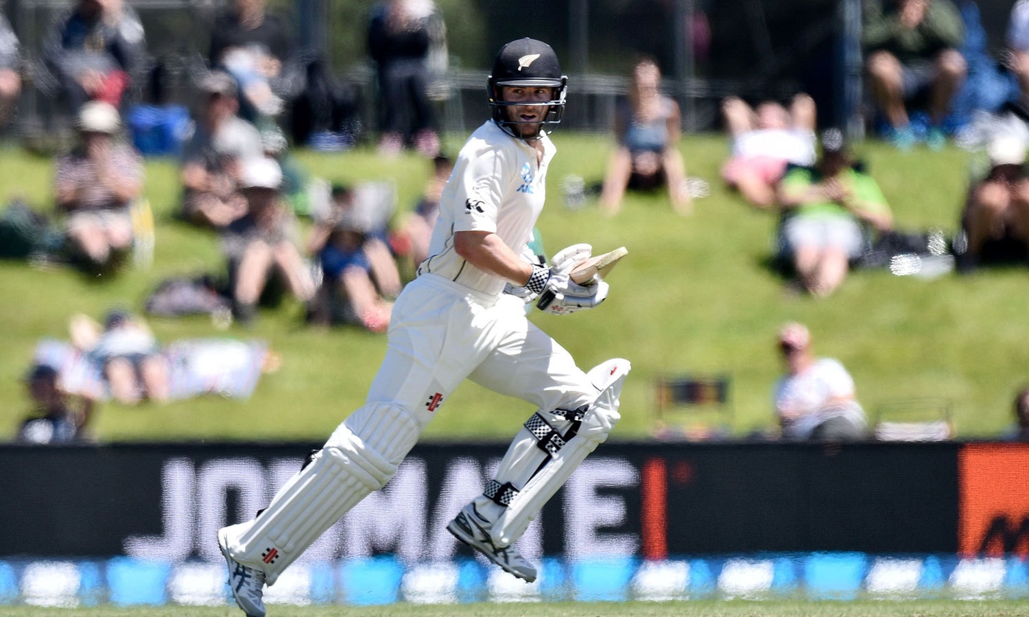 نیوزی لینڈ کے کپتان کین ولیمسن نے دوسری اننگز میں61 رنز کی باری کھیل کر اپنی ٹیم کو 105 رنز کے ہدف تک رسائی دلائی۔ وٹو اے ایف پی نیوزی لینڈ کے کپتان کین ولیمسن نے دوسری اننگز میں61 رنز کی باری کھیل کر اپنی ٹیم کو 105 رنز کے ہدف تک رسائی دلائی۔ وٹو اے ایف پی