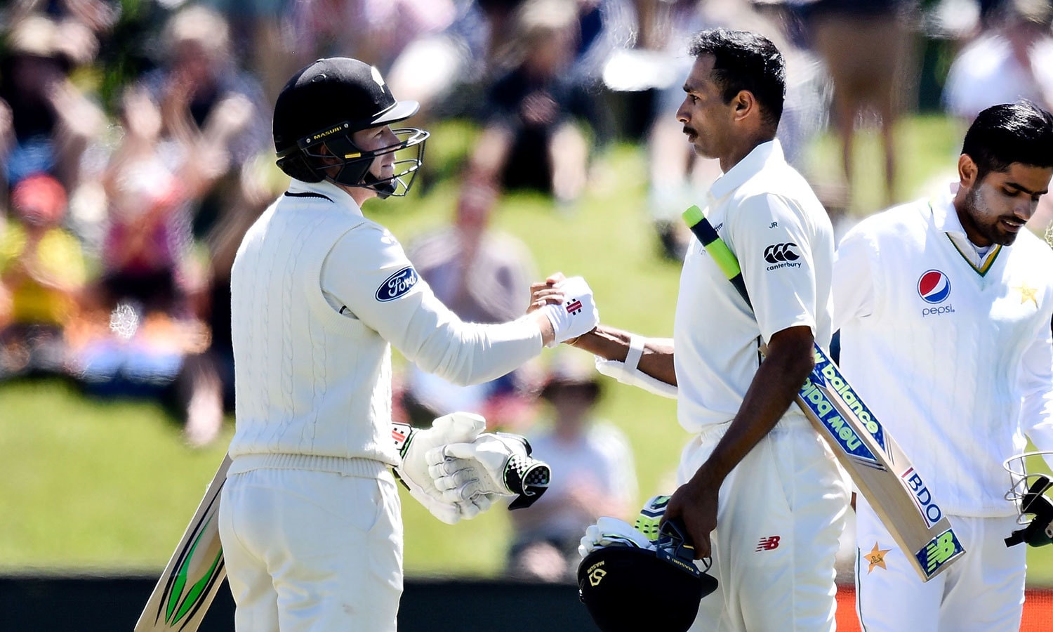 پہلے ٹیسٹ میچ میں فتح پر ہنری نکولس اور جیت راول ایک دوسرے کو مبارکباد دیتے ہوئے۔ فوٹو اے ایف پی پہلے ٹیسٹ میچ میں فتح پر ہنری نکولس اور جیت راول ایک دوسرے کو مبارکباد دیتے ہوئے۔ فوٹو اے ایف پی