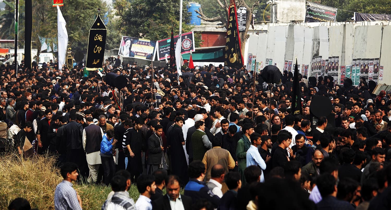 فیصل آباد سمیت پورے پاکستان میں چہلم کے جلوس نکالے گئے&mdash;فوٹو: اے پی