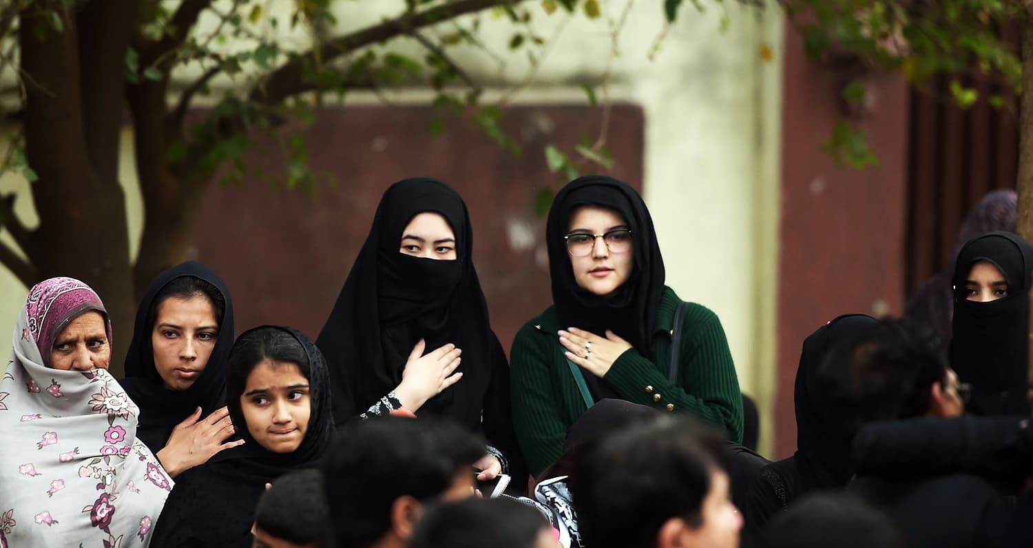 جلوس اپنے مقررہ راستوں سے ہوتے ہوئے منزل پر پہنچ کر اختتام پذیر ہوئے&mdash;فوٹو: اے ایف پی