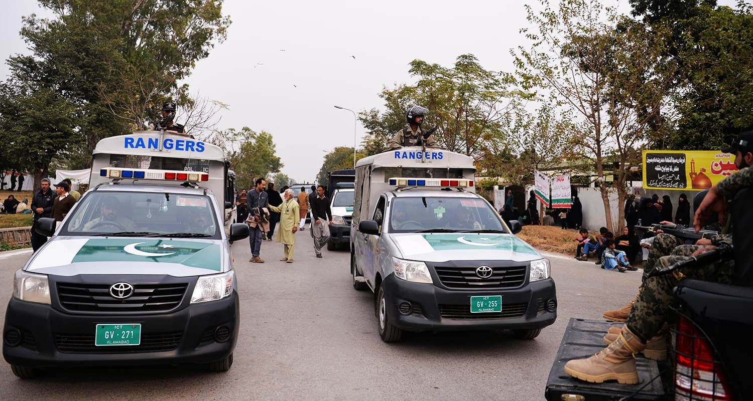 پاکستان بھر میں حضرت امام حسین کے عقیدت مندوں نے چہلم روایتی عقیدت سے منایا &mdash;فوٹو: اے ایف پی