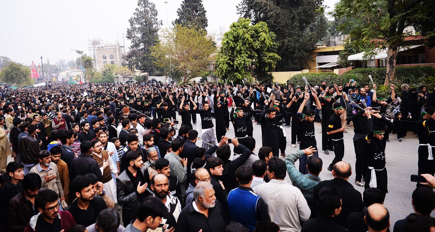 جلوس میں شریک کئی افراد نے شمشیر زنی کی&mdash;فوٹو: اے ایف پی