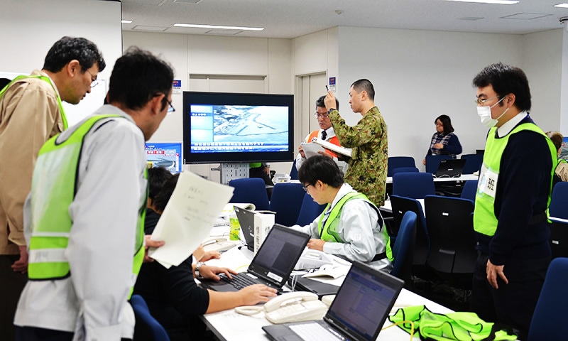Officers at the Fukushima prefectural office gather data following an earthquake that hit the prefecture on November 22, 2016.&mdash;AFP/File